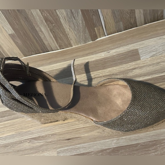 Gold wedge shoes slightly use size 8 1/2 - Picture 2 of 11